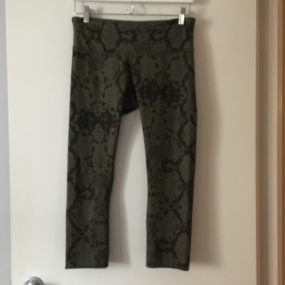 Lululemon Wunder Under Crop III *Full-On Luon Ziggy Snake Fatigue Green Pants 8 - Picture 1 of 6